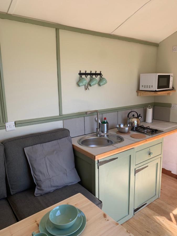 Hillcrest Hut Lägenhet Tenby Exteriör bild