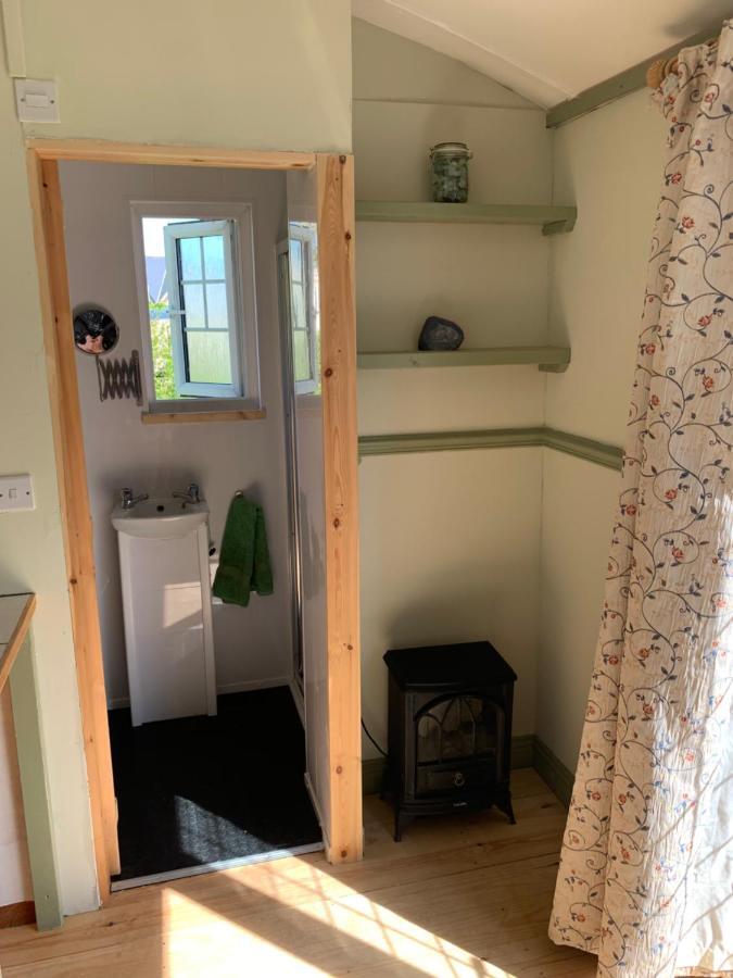 Hillcrest Hut Lägenhet Tenby Exteriör bild