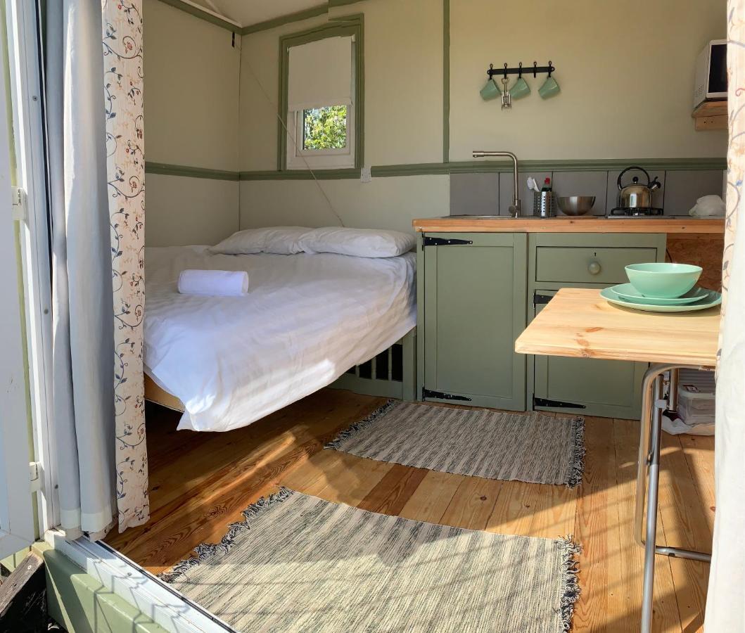 Hillcrest Hut Lägenhet Tenby Exteriör bild